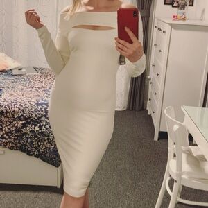 Beautiful and elegant off white Bebe bodycon dress 🤍